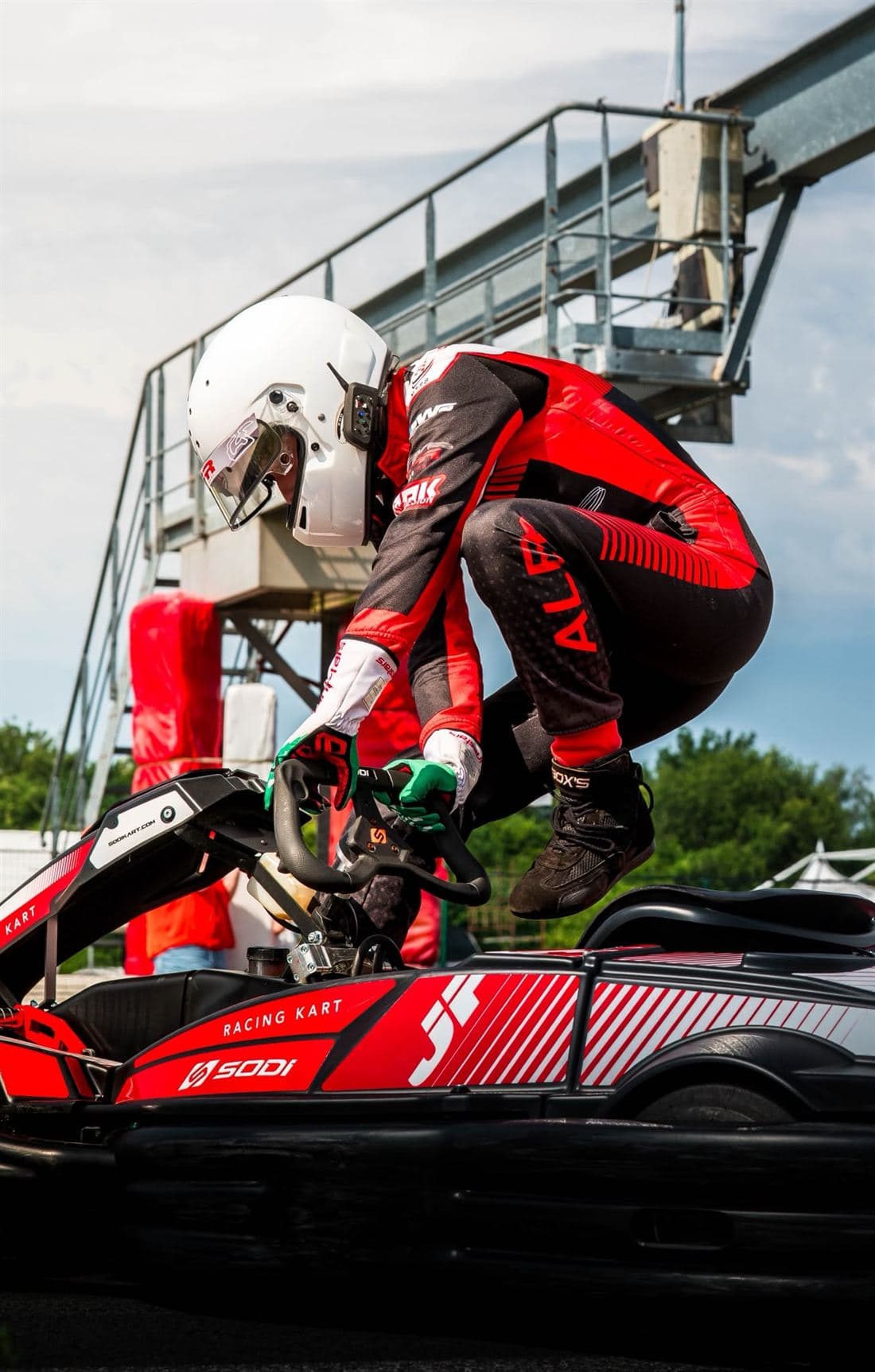 Pilote qui saute sur le kart pendant un quick-change