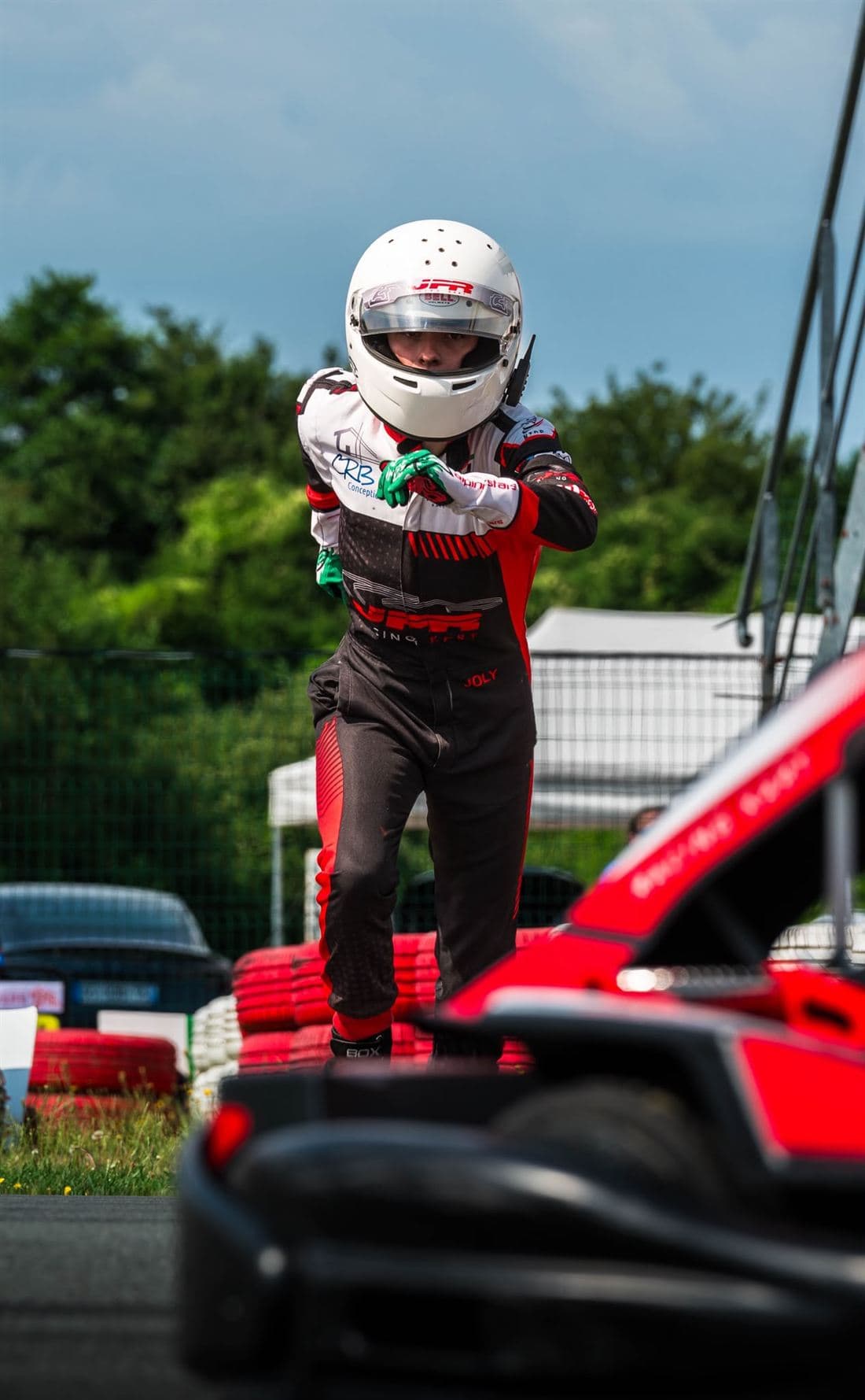 Pilote qui court vers le stand pendant un relais