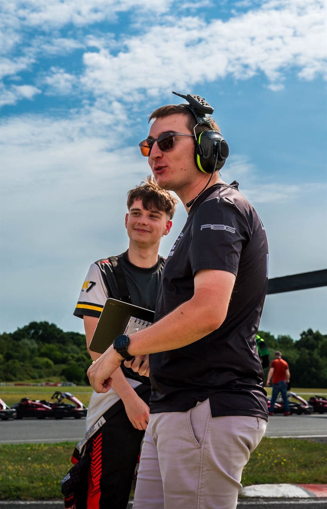 Membre d'équipe au muret avec casque anti-bruit